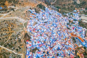 Luftbildaufnahme der Blauen Stadt Chefchauoen in Marokko