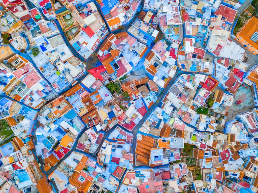 Luftbildaufnahme der Blauen Stadt Chefchaouen, Marokko