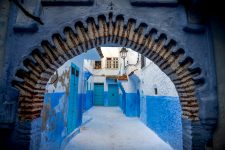 Torbogen zu Hinterhof in Chefchaouen, Marokko