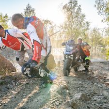 Trainingseinheit Motorrad bergan ziehen beim Enduro Action Team in Meltewitz