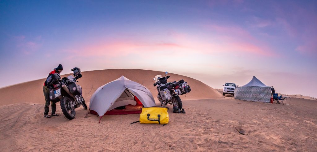 Zelt und Motorraeder in Sandduene in Akjoujt, Mauretanien